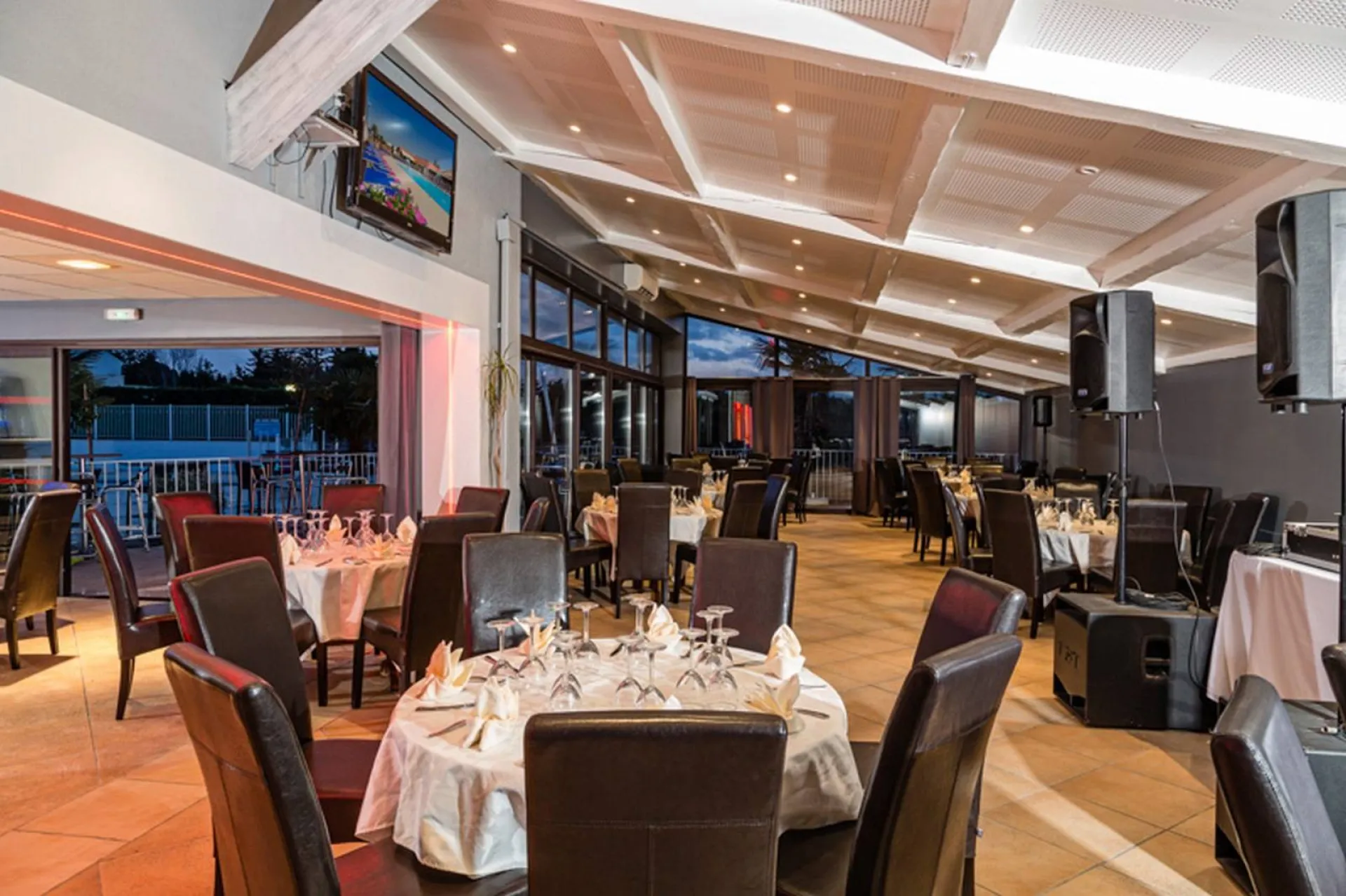 salle avec exterieur près d'avignon