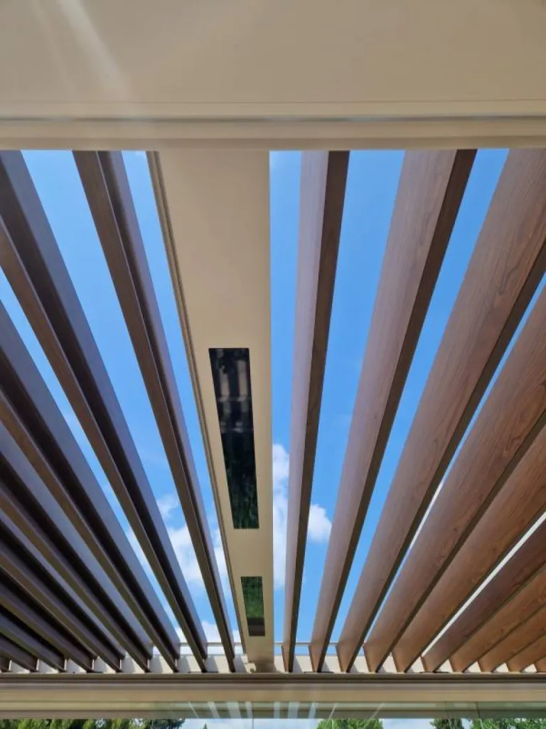 Notre pergola bioclimatique Camargue RENSON au sein du showroom ROSSI