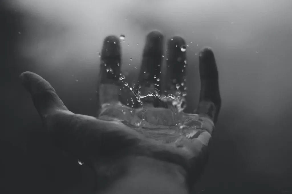 Main avec eau représentant le traitement des eaux usées