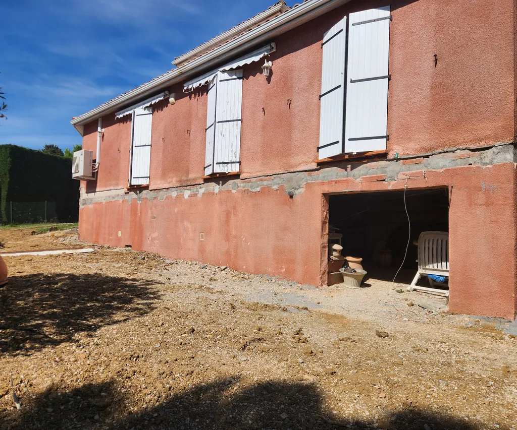 Terrasse bois exotique MUIRACATIARA sur pilotis avec garde-corps sécurisé et escalier extérieur à Corbarieu en Tarn-et-Garonne