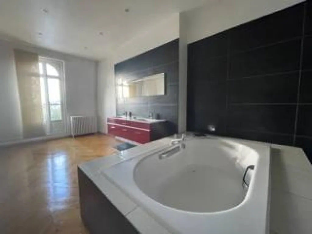 une salle de bain avec baignoire et douche