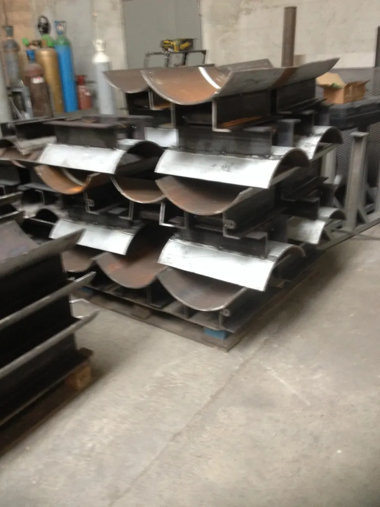 FABRICATION DE SUPPORTS POUR TUYAUTERIE PETROLE A PORT DE BOUC 13