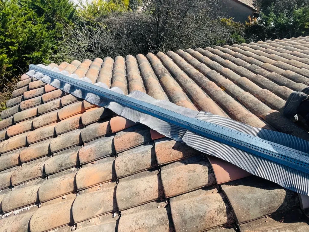 Rénovation d’une toiture de maison sur Faîtage et nettoyage de tuiles sur Fuveau 13710 près de Aix en Provence.