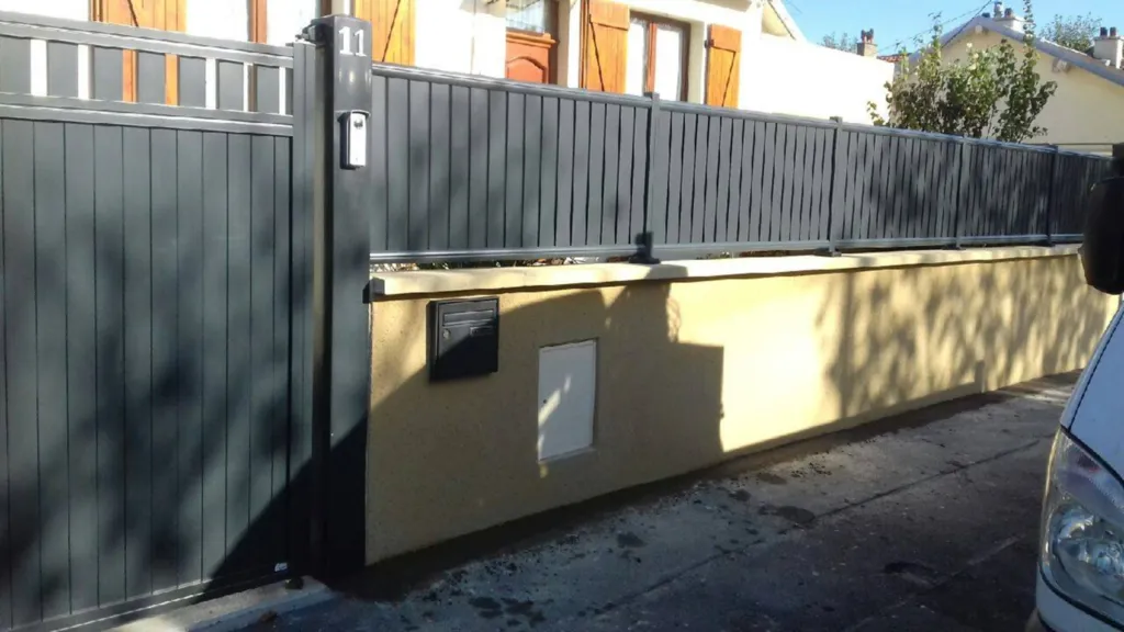 installation d'une clôture en aluminium sur muret dans le Calvados 14