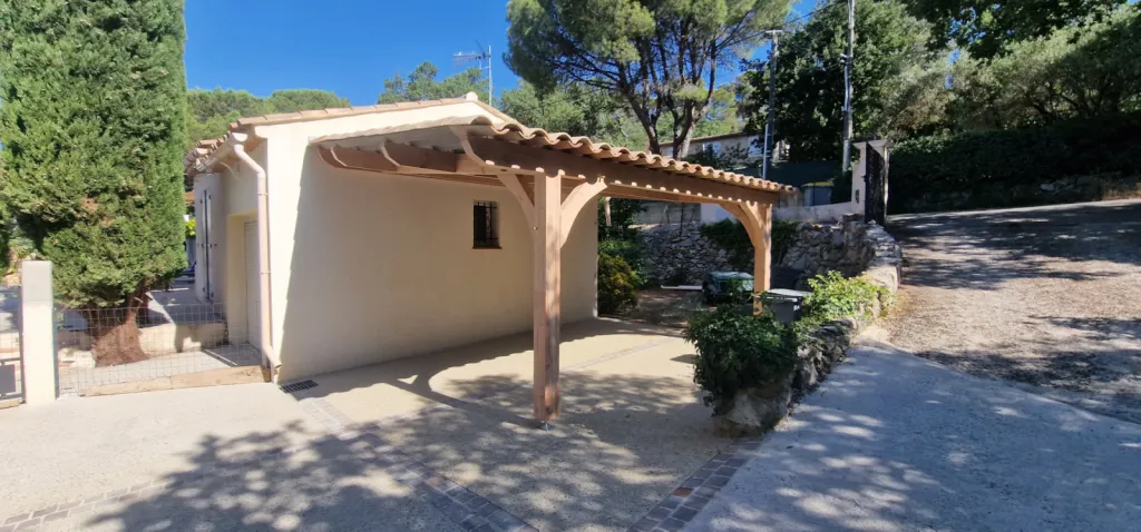 Conception et installation d’un auvent en bois douglas avec couverture en tuiles à Camps-la-Source (83)