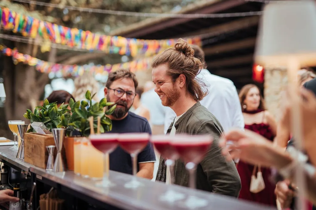 Moment de partage autour d’un cocktail lors d’un mariage à Lyon