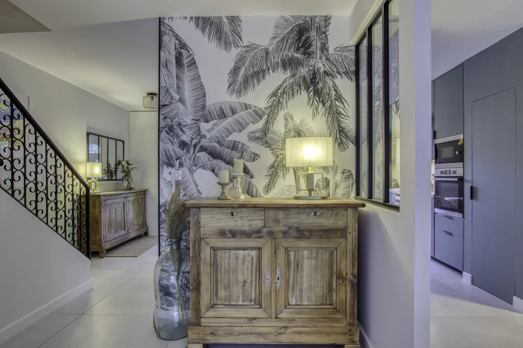 Comment intégrer un papier peint panoramique pour donner de la profondeur à un intérieur