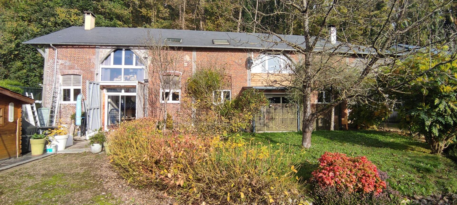 En vente maison atypique de 276 m² habitables, idéalement située à 5 minutes d'Orbec 14290, 15 minutes de Lisieux 14100 et de sa gare SNCF, et à 45 minutes des plages normandes.