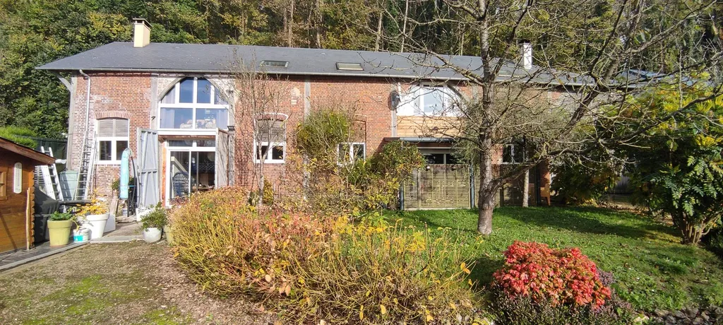 En vente maison atypique de 276 m² habitables, idéalement située à 5 minutes d'Orbec 14290, 15 minutes de Lisieux 14100 et de sa gare SNCF, et à 45 minutes des plages normandes.