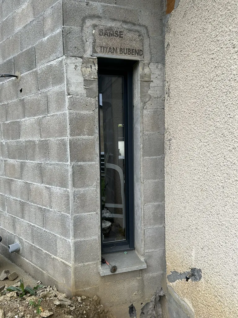 Pose d’une fenêtre après ouverture d’un mur porteur pour améliorer la luminosité