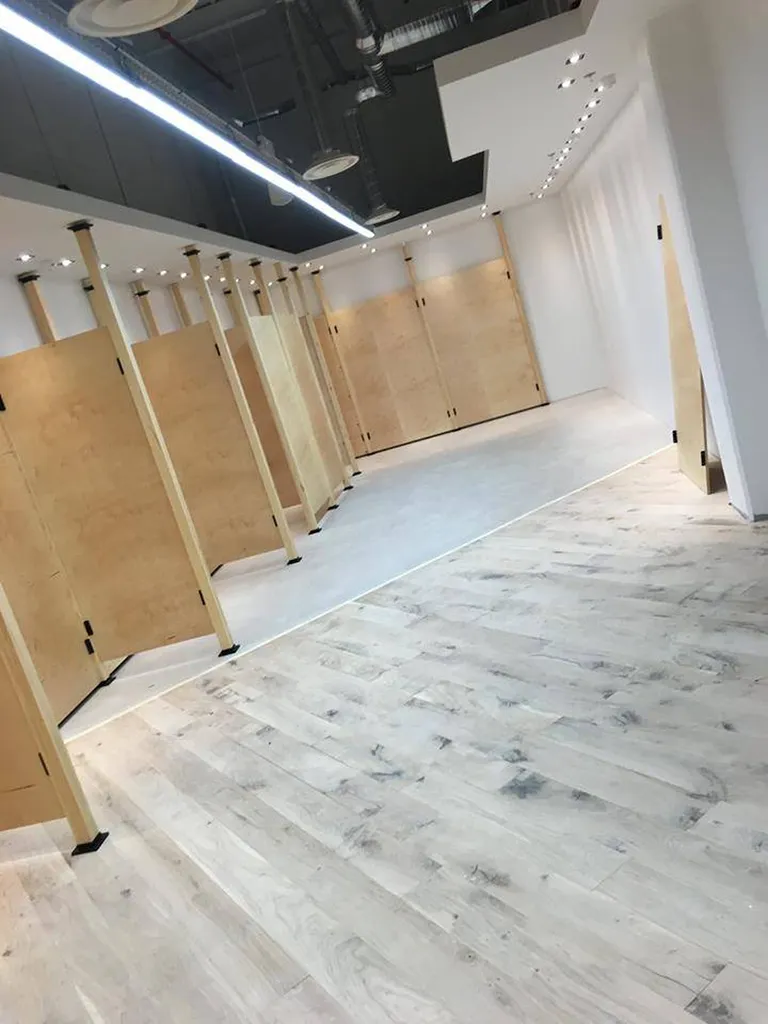 sol béton ciré terre du monde dans cabine essayage boutique jennyfer