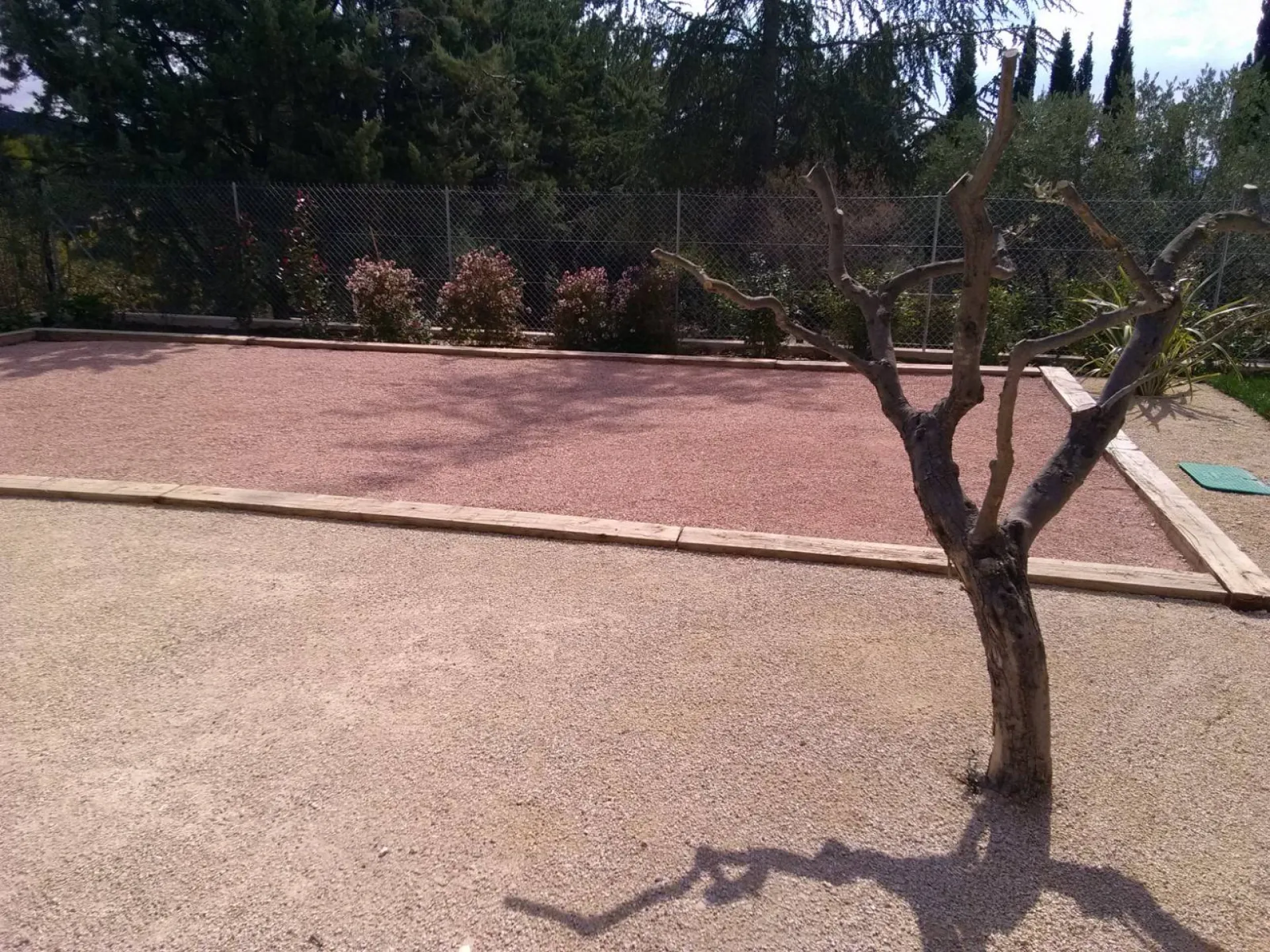 decoration terrain de petanque Eguilles