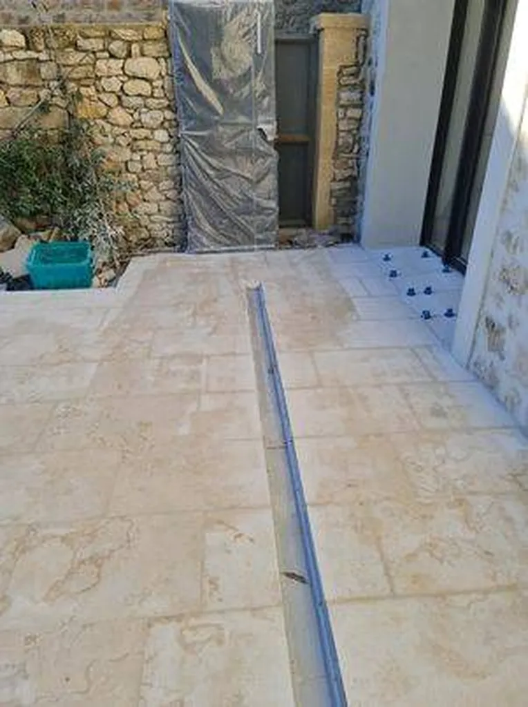 DALLAGES EXTERIEURS / TERRASSE EN PIERRE NATURELLE DE SAHARA JAUNE FINITION SABLEE AU FORMAT 60x40x1 CM