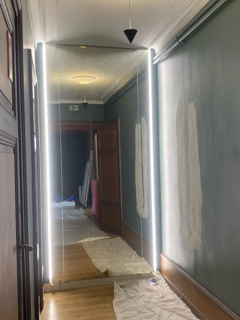 pose miroir vieilli dans un château à Villiers morgon