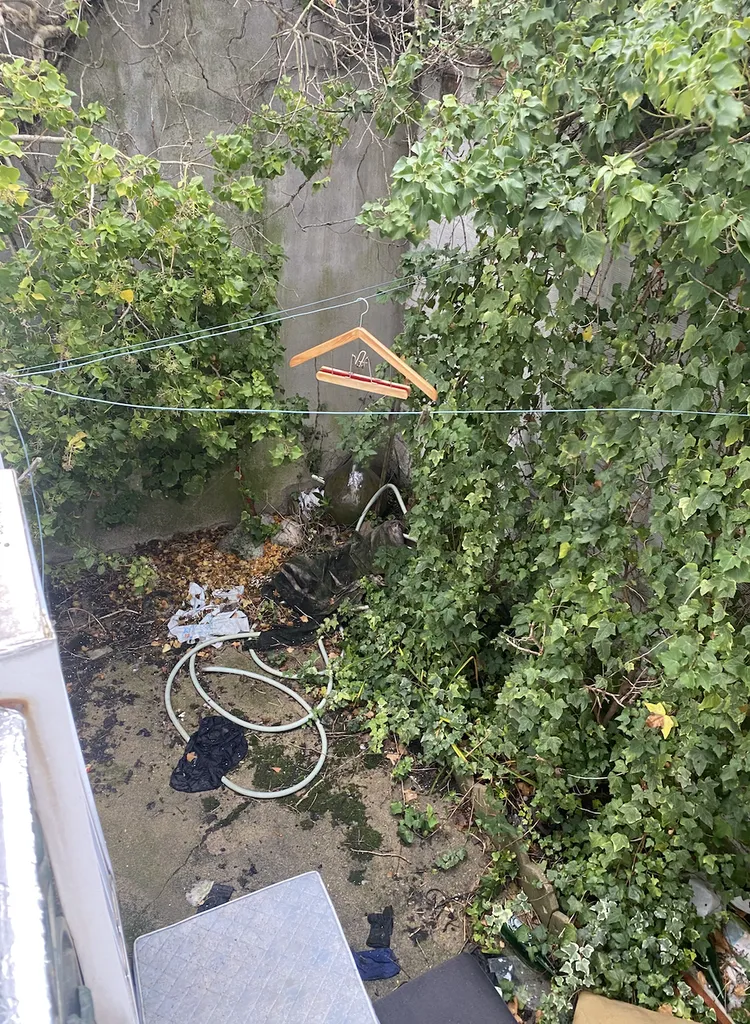 Gardiennage humain 24h/24, débarras par 3 bennes et nettoyage complet pour sécuriser un site à Courbevoie 92400