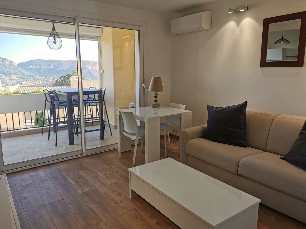 Appartement T1/2 Cassis  sur les hauteurs, dans résidence gardée avec piscine, terrasse, cave et parking privé