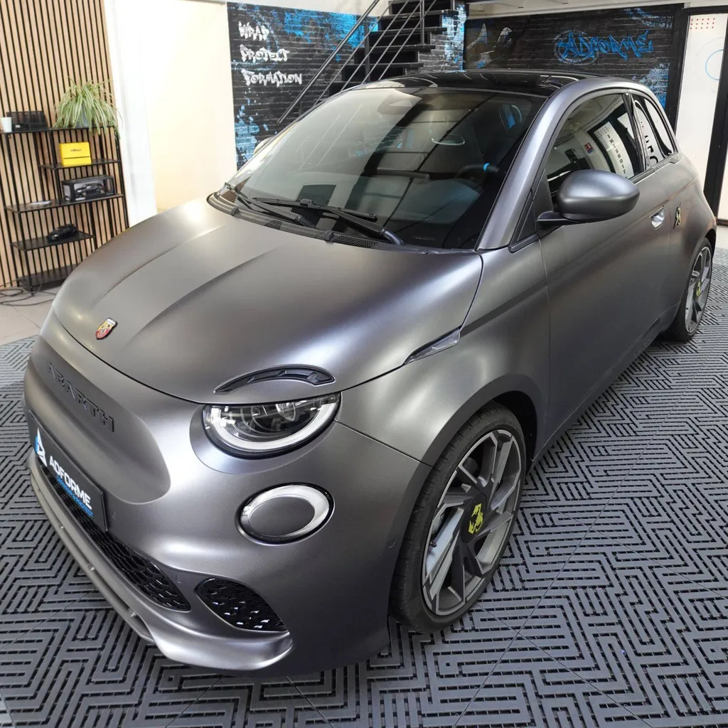 Application d’un covering complet sur une Fiat 500E Abarth pour notre cliente Suisse