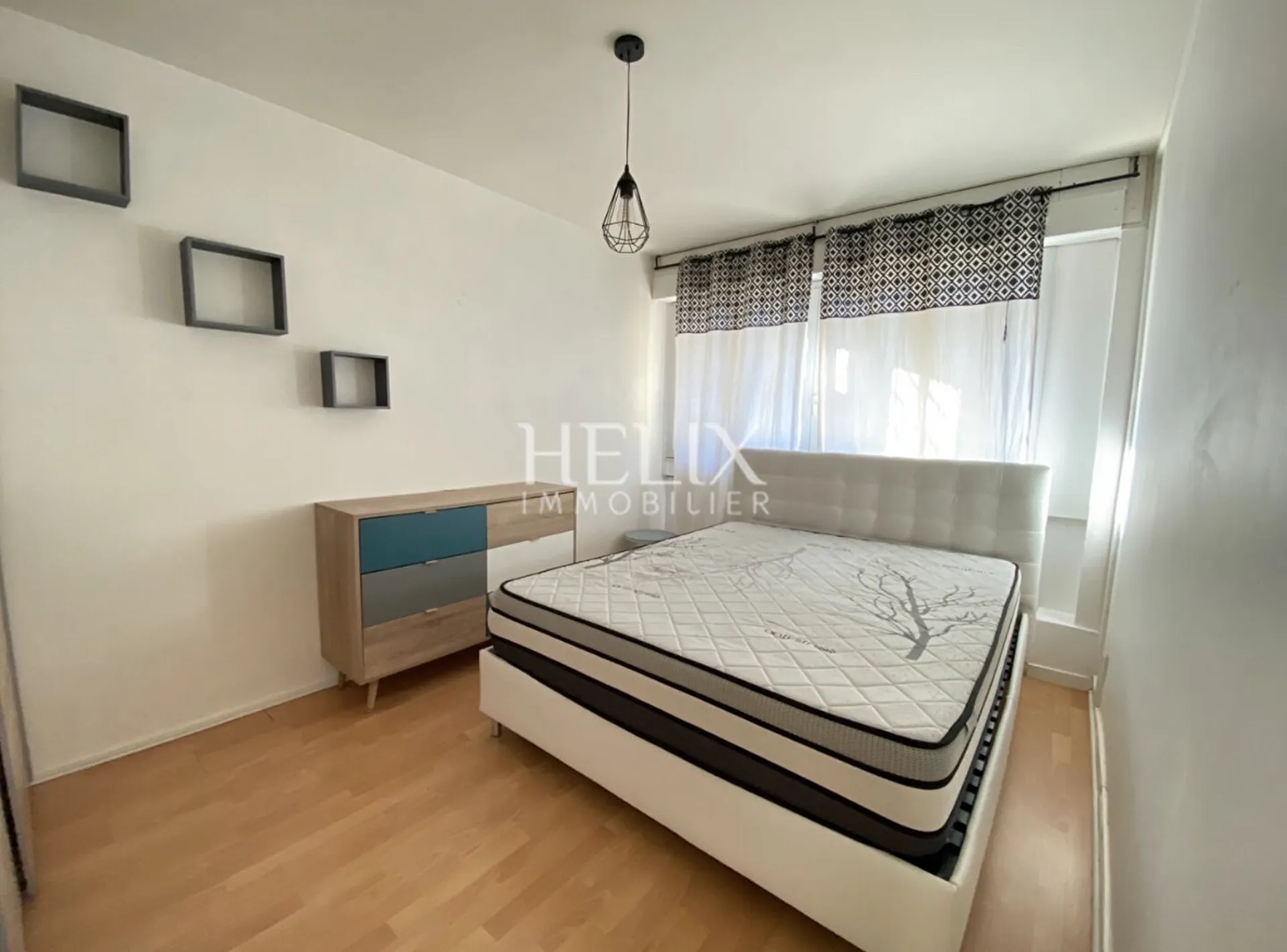 Le Pecq centre appartement meublé récemment rénové avec jardin privatif en rez de jardin dans résidence arborée clôturée et sécurisée avec gardien proche commodités