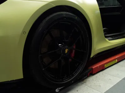 Travail de précision sur Porsche 992 GTS : conversion PPF Stealth à Saint-Avé pour client de Lorient.