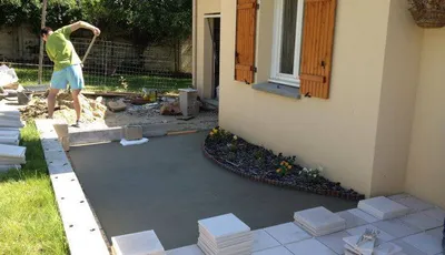 Aménagement de terrasse en dalles naturelles par LMDT, votre courtier en travaux à Castres (81100) dans le Tarn