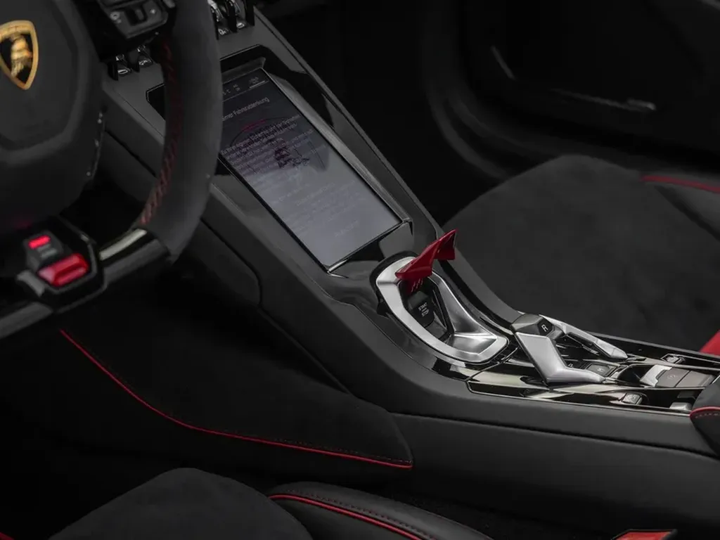 lamborghini-huracan-evo-spyder-2024-interieur-console-centrale