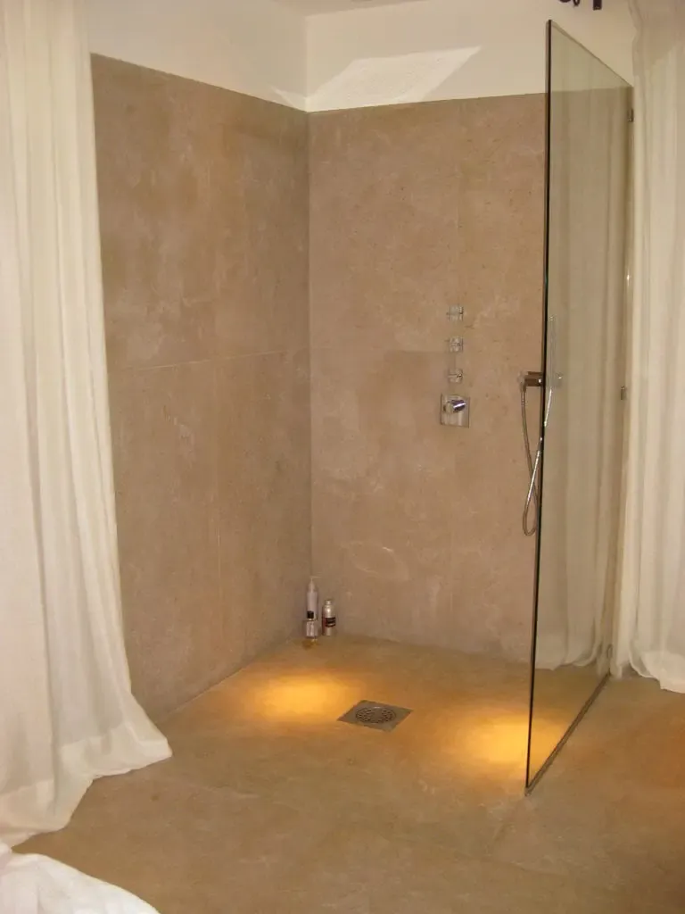 Pierre naturelle pour salle de bain : receveurs de douche, vasques et baignoires sur mesure