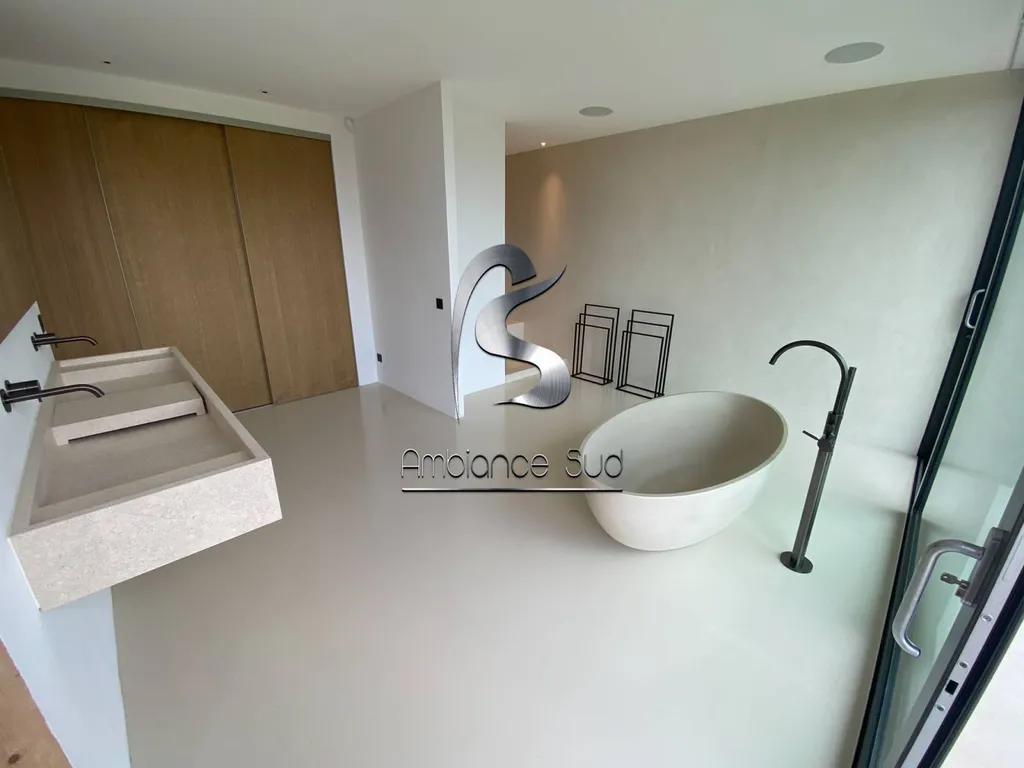 Pose d’un béton ciré coulé beige sur un carrelage dans une maison à Grimaud dans le Var