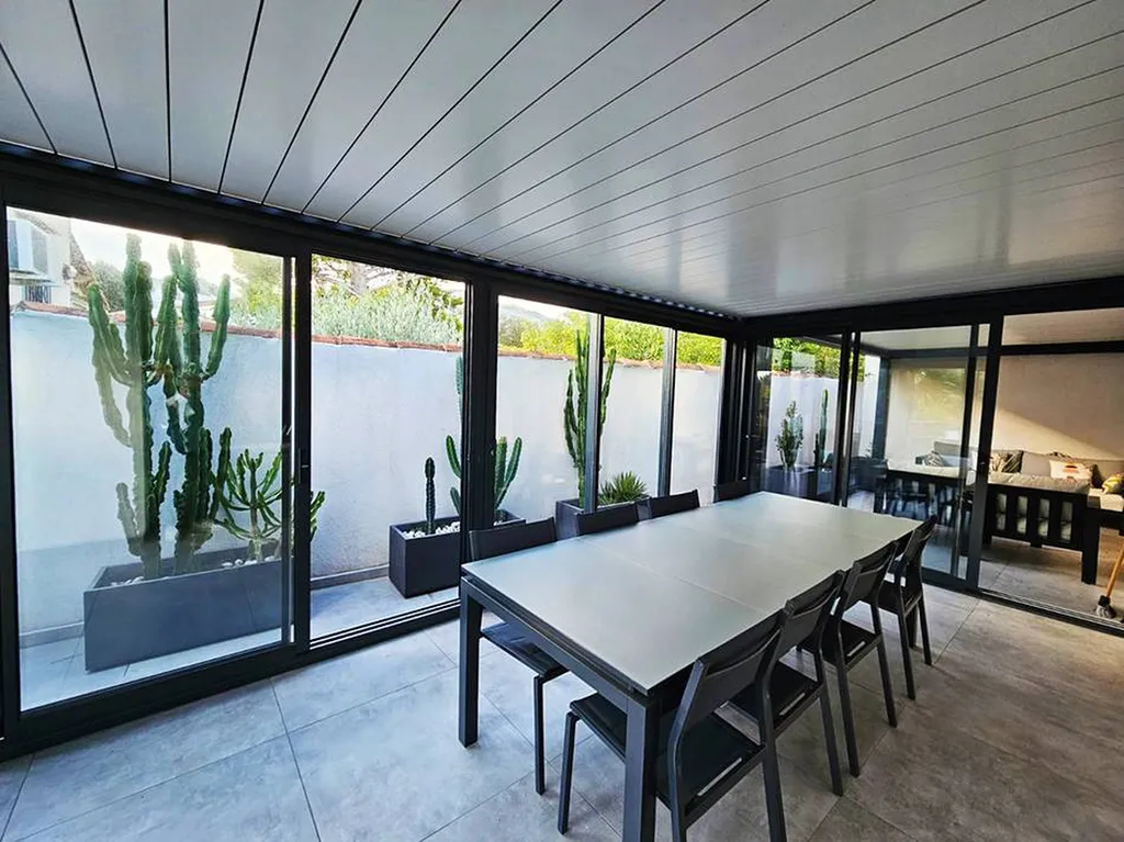 Pergola en aluminium de marque Technal avec installation de coulissants fabriquée dans notre atelier posée chez des clients à Eguilles