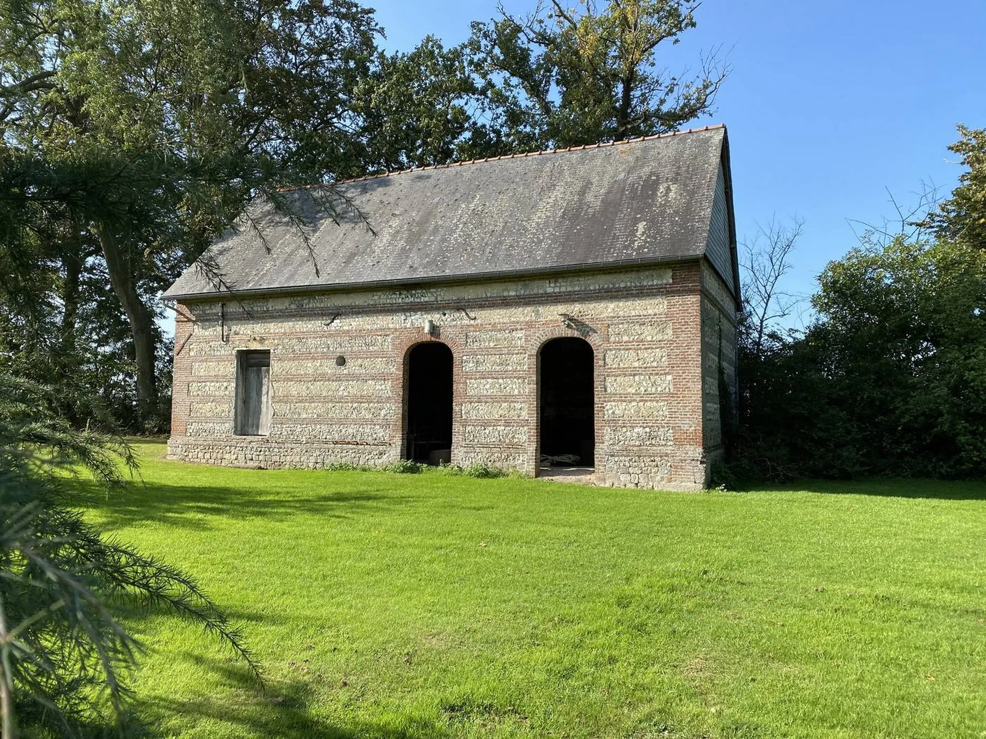 A vendre grange en briques et silex en Normandie 76.