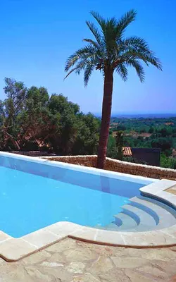 Construire une piscine élégante avec vue dégagée et escaliers arrondis pour une propriété à Aix-en-Provence et dans le Pays d’Aix