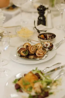 Mariage d'un couple New-Yorkais dans un bistrot typiquement français à Paris dans une ambiance festive et romantique