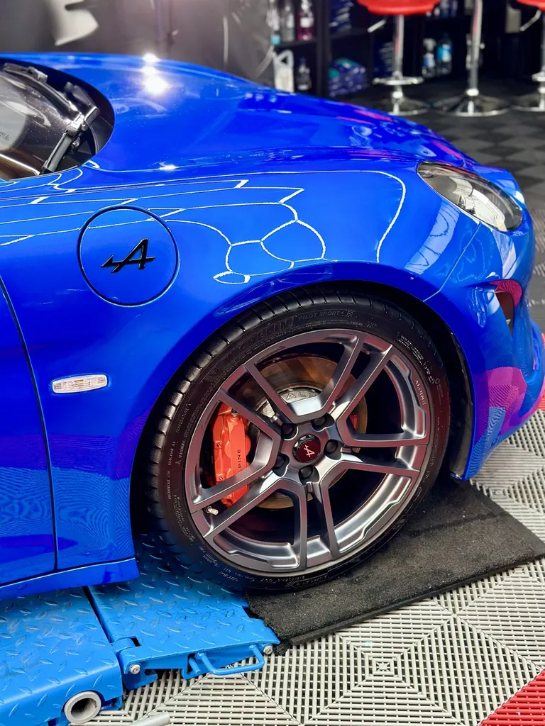film de protection PPF alpine A110 Lyon traitement céramique protection carrosserie voiture de sport