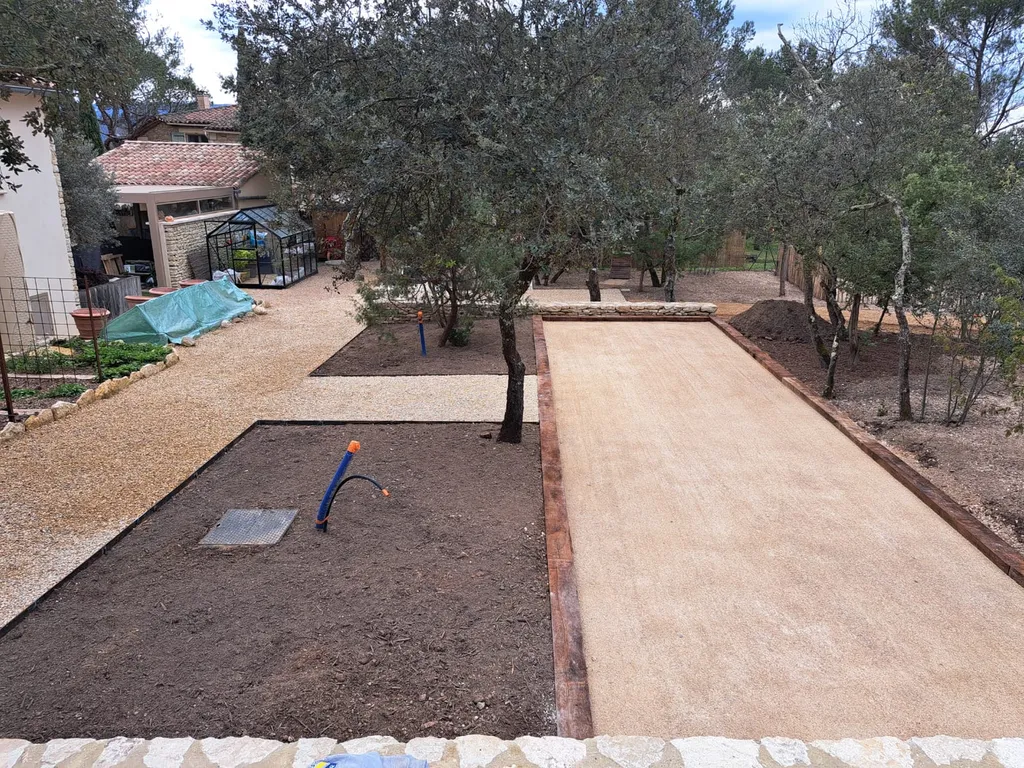 Création d'un terrain de boules de 42 m² à Cabrières-d'Avignon avec bordures en chêne et finition en clapicette