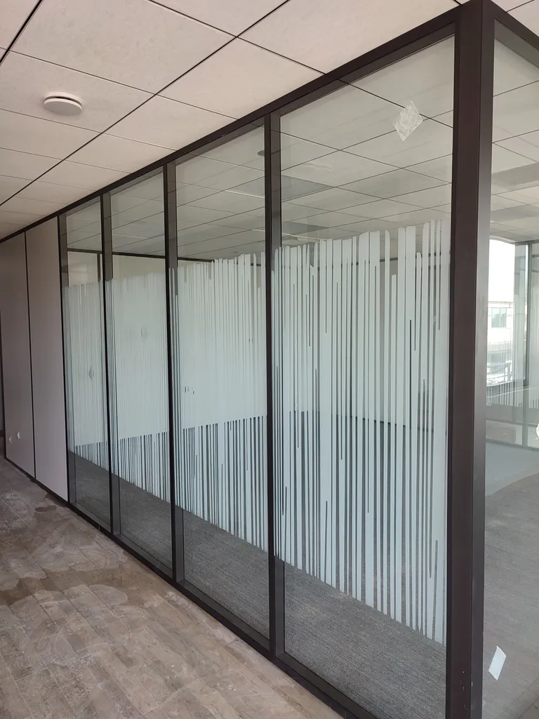 Vitrophanie dépoli blanc bandelettes , effet verre brisé pour open space cloison vitrées à Vitrolles – Communication visuelle soignée dans les Bouches-du-Rhône