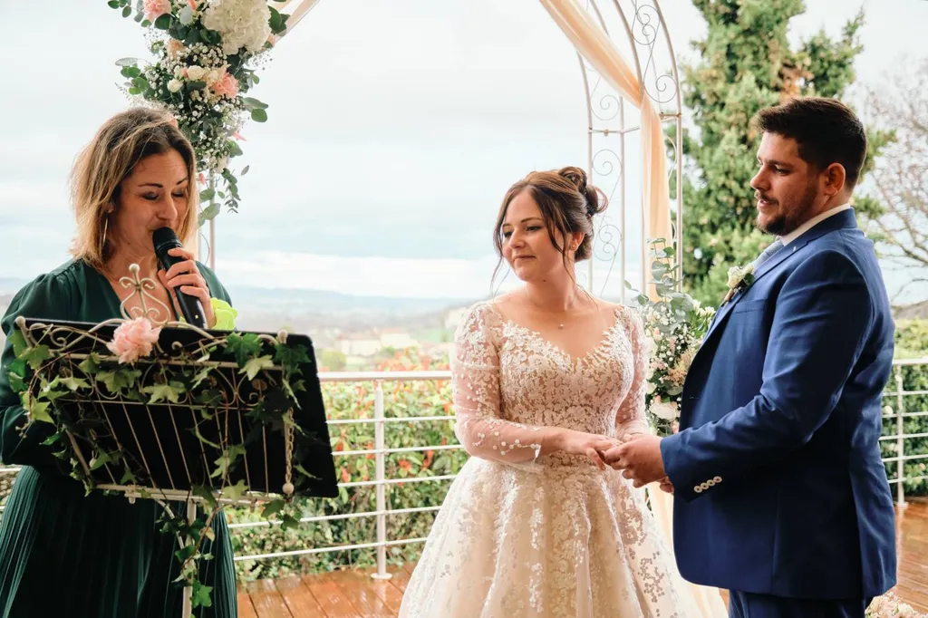 Mélodie et Martial : Un mariage où la pluie danse avec l'amour au domaine Isabeau de Naujan - Les mariages de mademoiselle L - Sandra Lexow