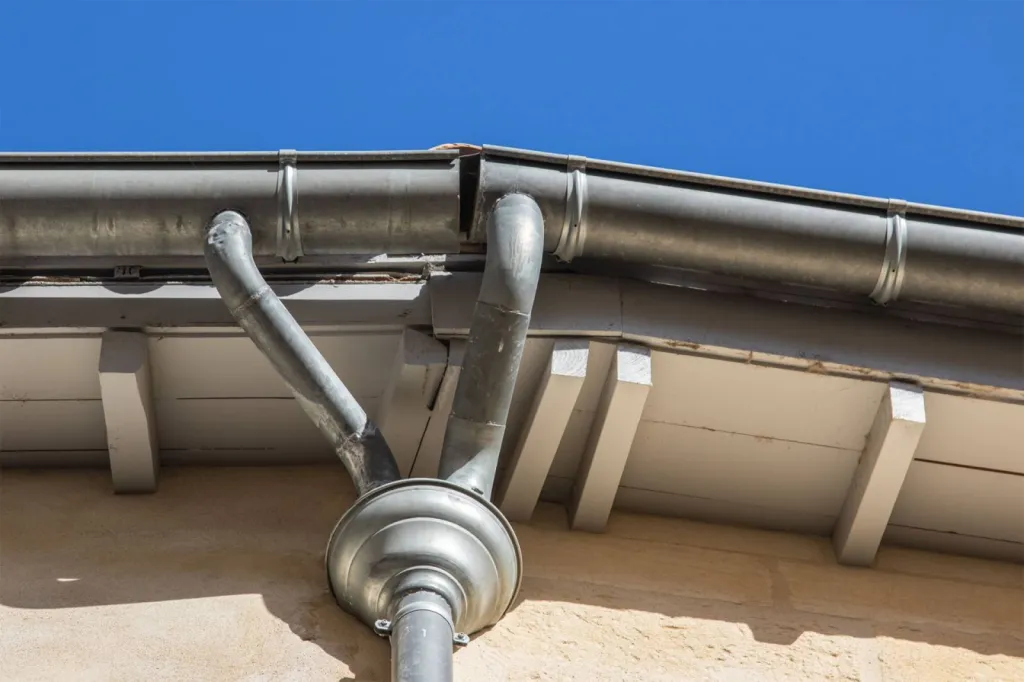 Toiture zinguerie Talence : remplacement de couverture tuile et installation de gouttières zinc avec étanchéité renforcée