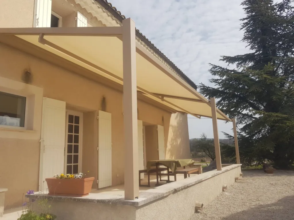 Installation d'une pergola à toile Lapure à Lagnes (84) ##https://renson.rossipro.fr/details-remplacement+d+une+ancienne+treille+en+fer+par+un+store+pergola+a+toile+dans+le+vaucluse+lagnes+84800-500