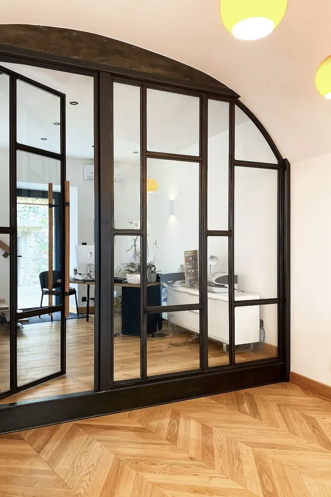 Verrière sur mesure à Ruoms pour l'agence Tourre Immobilier en Sud Ardèche, avec un bâton de maréchal