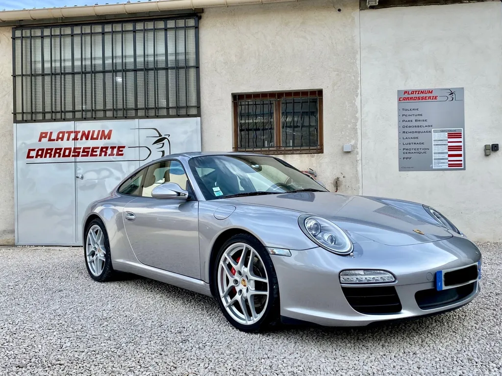 Porsche 997 accidentée confiée à notre atelier spécialisé en carrosserie haut de gamme près de Carnoux dans les Bouches-du-Rhône