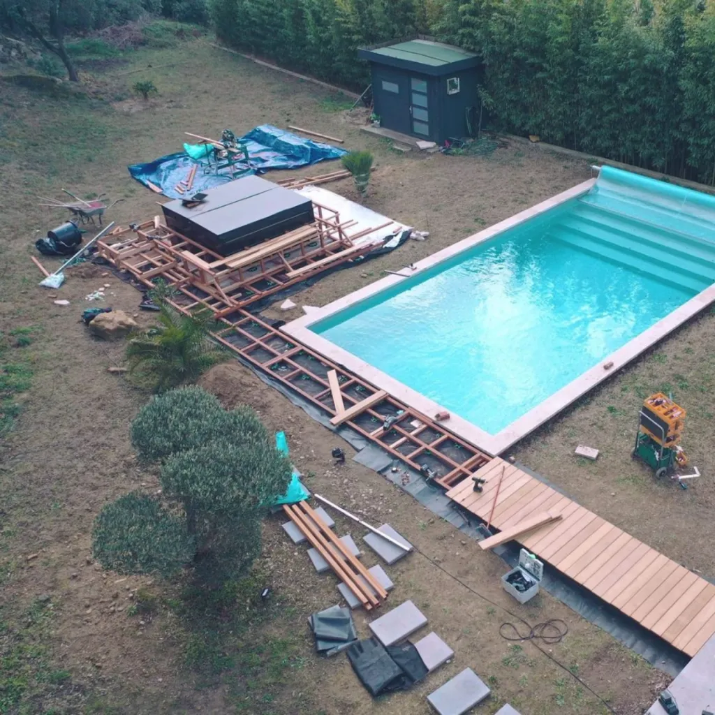 Installation d’un spa Napoli Luxe sur terrasse bois paysagée