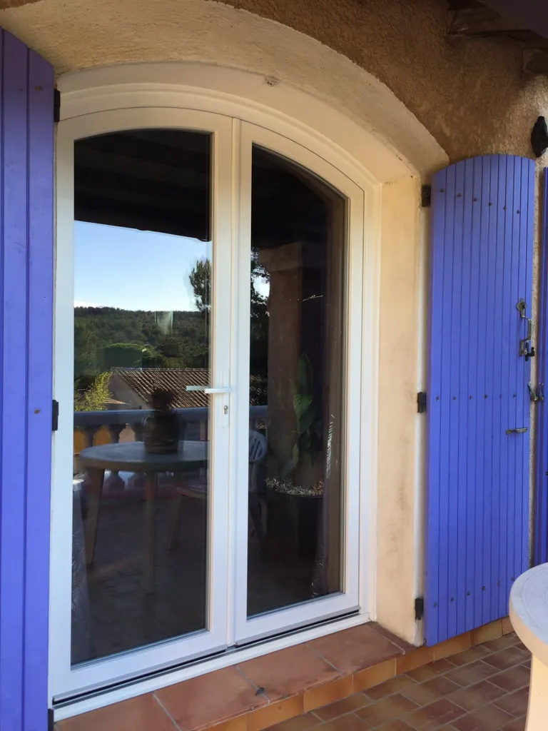 Fenêtre pvc avec ouverture à la française sur Martigues