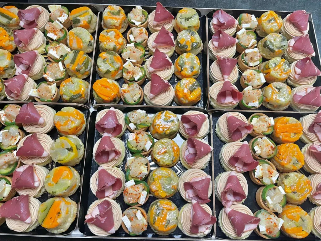Traiteur pour anniversaire Fécamp : Réalisation d'amuses bouches salés raffinés pour cet événement thème disco