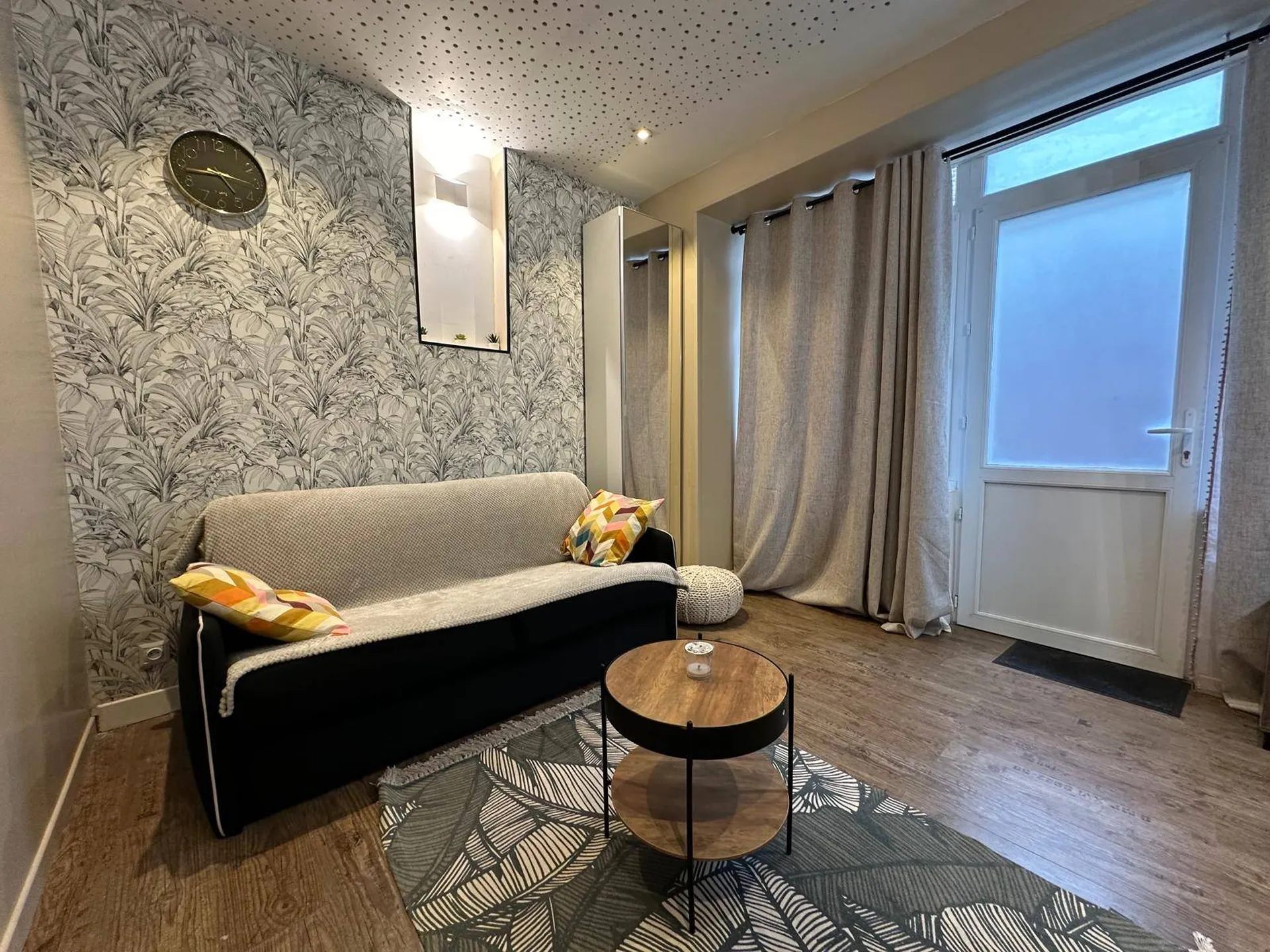 À vendre : studio de 17,11m² lumineux et fonctionnel, prêt à vous accueillir avec kitchenette équipée.