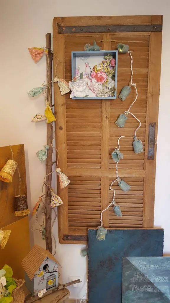 PEINTURE VEGETALE TERRE DU MONDE sur les appliques, sur le bois et sur les murs dans une boutique rue des arts à HYERES