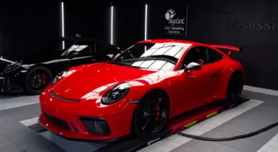 Pose d'un film anti rayure sur une porsche 991 GT3 à Vannes près de Lorient en Bretagne