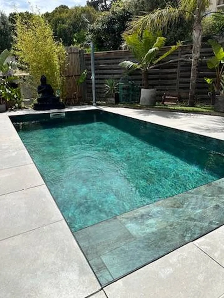 CARRELAGE PISCINE BALI EMERAUDE  CARRELAGE PISCINE PORT-CROS SUR BAGNOLS SUR CEZE - GARD - 30