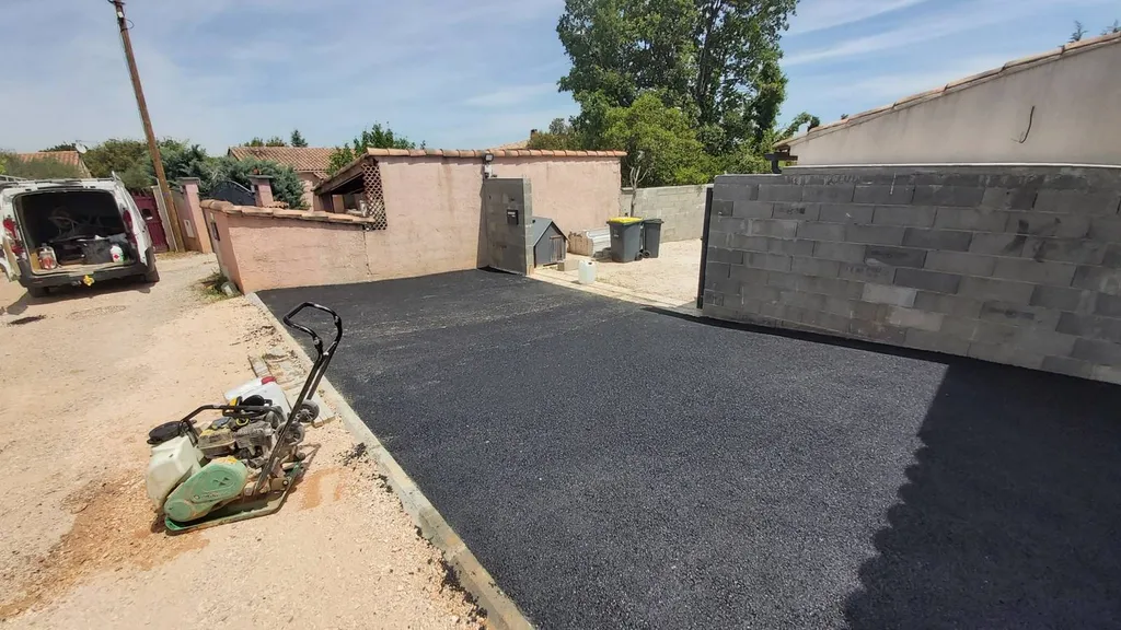 Réfection d'une entrée de villa en enrobé de bitume sur Saint Maximin la Sainte Baume dans le Var