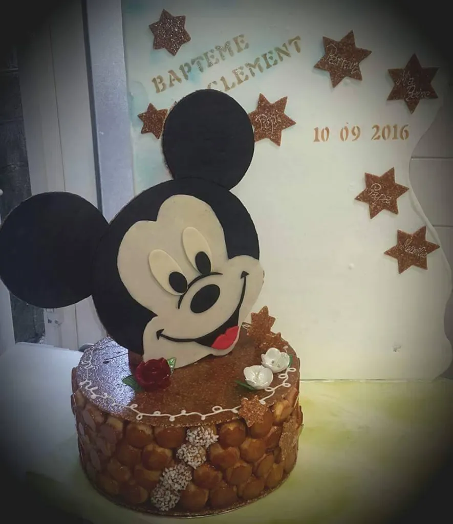 Pièce montée Mickey et fond cascadine