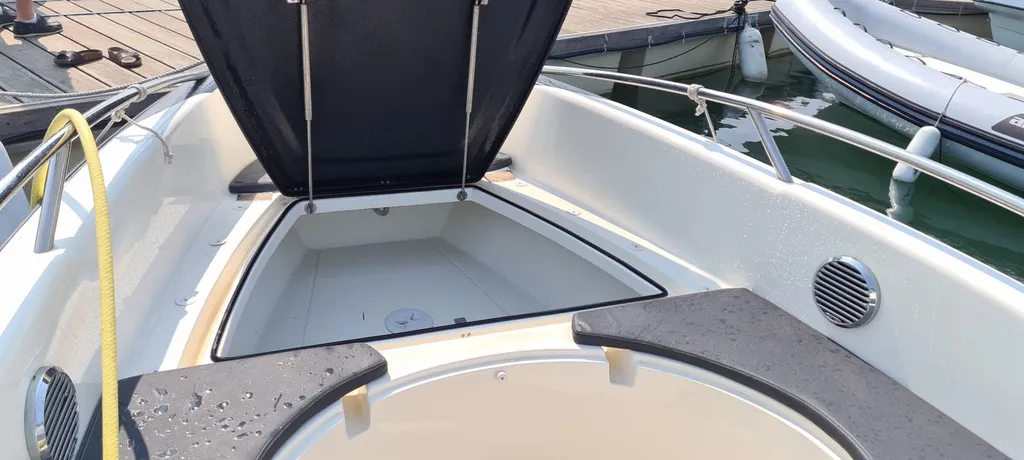 Occasion coque rigide à moteur  Libra Open 650 Clear Marine à vendre à Bandol