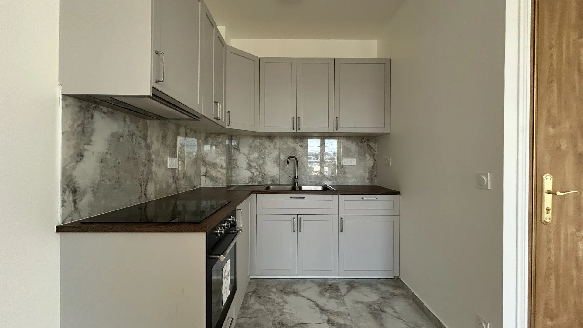 T2 loué de 40.70 m² avec vue port, au 1er étage à proximité immédiate du centre-ville de Dieppe.